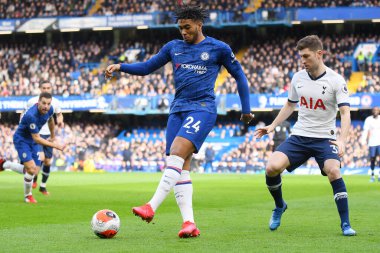 LONDON, ENGLAND - 22 Şubat 2020: Chelsea 'den Reece James ve Tottenham' dan Ben Davies, Stamford Bridge 'de Chelsea FC ve Tottenham Hotspur arasında oynanan 2019 / 20 Premier Lig maçı sırasında çekilmiştir..