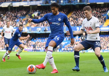 LONDON, ENGLAND - 22 Şubat 2020: Chelsea 'den Reece James ve Tottenham' dan Ben Davies, Stamford Bridge 'de Chelsea FC ve Tottenham Hotspur arasında oynanan 2019 / 20 Premier Lig maçı sırasında çekilmiştir..