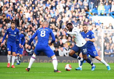 LONDON, ENGLAND - 22 Şubat 2020: Tottenham 'dan Tanguy Ndombele, Stamford Bridge' de Chelsea FC ve Tottenham Hotspur arasında oynanan 2019 / 20 Premier League maçı sırasında çekilmiştir..