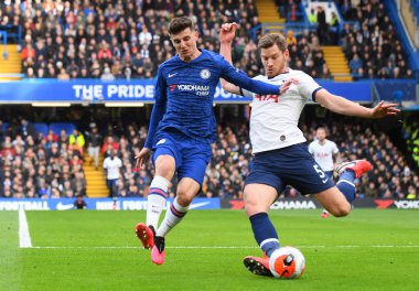 LONDON, ENGLAND - 22 Şubat 2020: Chelsea 'den Mason Tony Mount ve Tottenham' dan Jan Vertonghen, Stamford Bridge 'de Chelsea FC ve Tottenham Hotspur arasında oynanan 2019 / 20 Premier League maçı sırasında çekilmiştir..