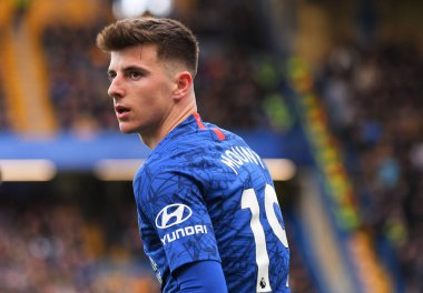 LONDON, ENGLAND - 22 Şubat 2020: Chelsea 'li Mason Tony Mount, Chelsea FC ile Stamford Bridge' deki Tottenham Hotspur arasında oynanan 2019 / 20 Premier League maçı sırasında çekilmiştir..