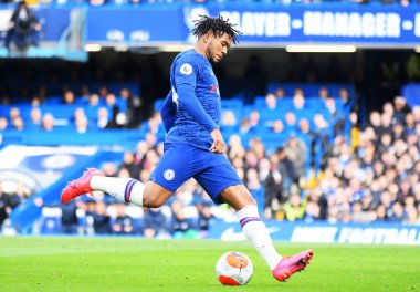 LONDON, ENGLAND - 22 Şubat 2020: Chelsea 'li Reece James, Chelsea FC ile Stamford Bridge' deki Tottenham Hotspur arasında oynanan 2019 / 20 Premier League maçı sırasında resmedildi.