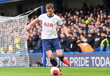 LONDON, ENGLAND - 22 Şubat 2020: Tottenham 'dan Jan Vertonghen, Stamford Bridge' de Chelsea FC ve Tottenham Hotspur arasında oynanan 2019 / 20 Premier Lig maçı sırasında çekilmiştir..