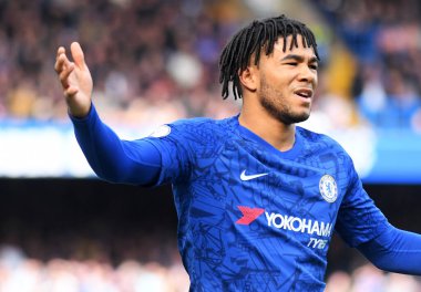 LONDON, ENGLAND - 22 Şubat 2020: Chelsea 'li Reece James, Chelsea FC ile Stamford Bridge' deki Tottenham Hotspur arasında oynanan 2019 / 20 Premier League maçı sırasında resmedildi.
