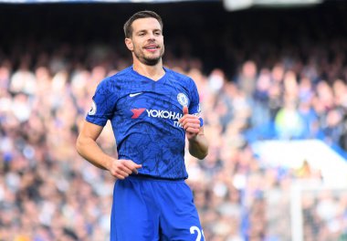 LONDON, ENGLAND - 22 Şubat 2020: Chelsea 'li Cesar Azpilicueta, Chelsea FC ile Tottenham Hotspur arasında oynanan 2019 / 20 Premier Lig maçı sırasında Stamford Bridge' de çekilmiştir..