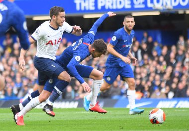 LONDON, ENGLAND - 22 Şubat 2020: Tottenham 'dan Harry Winks, Stamford Bridge' de Chelsea FC ve Tottenham Hotspur arasında oynanan 2019 / 20 Premier League maçı sırasında çekilmiştir..