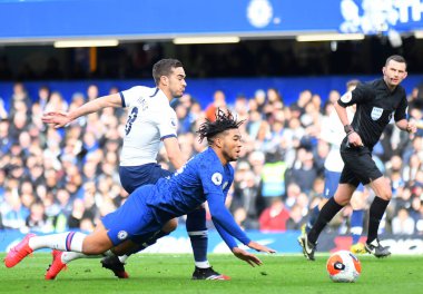 LONDON, ENGLAND - 22 Şubat 2020: Chelsea 'den Reece James ve Tottenham' dan Harry Winks, Stamford Bridge 'de Chelsea FC ve Tottenham Hotspur arasında oynanan 2019 / 20 Premier Lig maçı sırasında çekilmiştir..