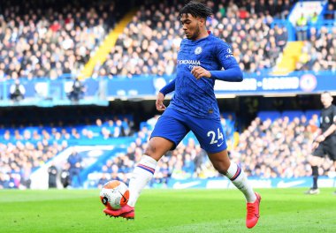 LONDON, ENGLAND - 22 Şubat 2020: Chelsea 'li Reece James, Chelsea FC ile Stamford Bridge' deki Tottenham Hotspur arasında oynanan 2019 / 20 Premier League maçı sırasında resmedildi.