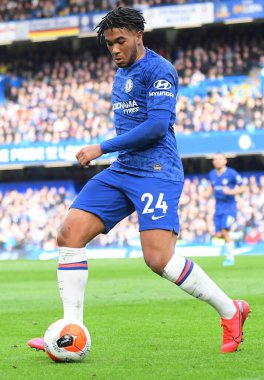 LONDON, ENGLAND - 22 Şubat 2020: Chelsea 'li Reece James, Chelsea FC ile Stamford Bridge' deki Tottenham Hotspur arasında oynanan 2019 / 20 Premier League maçı sırasında resmedildi.