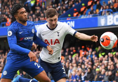 LONDON, ENGLAND - 22 Şubat 2020: Chelsea 'den Reece James ve Tottenham' dan Ben Davies, Stamford Bridge 'de Chelsea FC ve Tottenham Hotspur arasında oynanan 2019 / 20 Premier Lig maçı sırasında çekilmiştir..