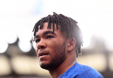 LONDON, ENGLAND - 22 Şubat 2020: Chelsea 'li Reece James, Chelsea FC ile Stamford Bridge' deki Tottenham Hotspur arasında oynanan 2019 / 20 Premier League maçı sırasında resmedildi.