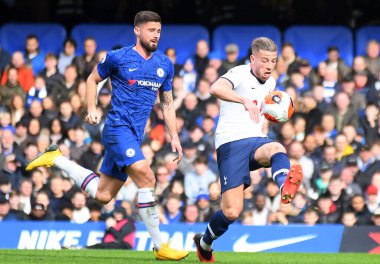LONDON, ENGLAND - 22 Şubat 2020: Chelsea 'den Olivier Giroud ve Tottenham' dan Toby Alderstrange, Stamford Bridge 'deki Chelsea FC ve Tottenham Hotspur arasında oynanan 2019 / 20 Premier Lig maçı sırasında çekilmiştir..