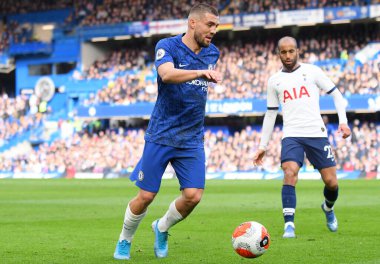 LONDON, ENGLAND - 22 Şubat 2020: Chelsea 'li Mateo Kovaciç, Chelsea FC ve Tottenham Hotspur arasında Stamford Bridge' de oynanan 2019 / 20 Premier League maçı sırasında çekilmiştir..