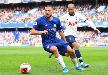 LONDON, ENGLAND - 22 Şubat 2020: Chelsea 'den Mateo Kovaciç ve Tottenham' dan Lucas Moura, Stamford Bridge 'de Chelsea FC ve Tottenham Hotspur arasında oynanan 2019 / 20 Premier Lig maçı sırasında çekilmiştir..