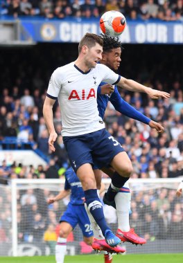 LONDON, ENGLAND - 22 Şubat 2020: Tottenham 'dan Ben Davies ve Chelsea' den Reece James, Stamford Bridge 'de Chelsea FC ile Tottenham Hotspur arasında oynanan 2019 / 20 Premier Lig maçı sırasında resmedildi..