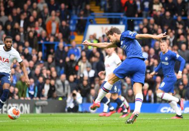 LONDON, ENGLAND - 22 Şubat 2020: Chelsea 'li Marcos Alonso, Stamford Bridge' deki Chelsea FC ve Tottenham Hotspur arasında oynanan 2019 / 20 Premier League maçında gol attı..