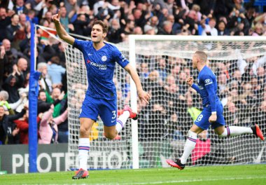 LONDON, ENGLAND - 22 Şubat 2020: Chelsea 'li Marcos Alonso, Stamford Bridge' deki Chelsea FC ve Tottenham Hotspur arasında oynanan 2019 / 20 Premier Lig maçında gol attıktan sonra kutluyor.