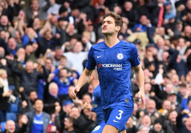 LONDON, ENGLAND - 22 Şubat 2020: Chelsea 'li Marcos Alonso, Stamford Bridge' deki Chelsea FC ve Tottenham Hotspur arasında oynanan 2019 / 20 Premier Lig maçında gol attıktan sonra kutluyor.