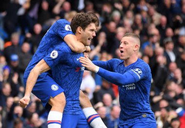 LONDON, ENGLAND - 22 Şubat 2020: Chelsea 'li Marcos Alonso Chelsea' li Ross Barkley ile Stamford Bridge 'deki Chelsea FC ve Tottenham Hotspur arasında oynanan 2019 / 20 Premier Lig maçında gol attıktan sonra kutluyor..