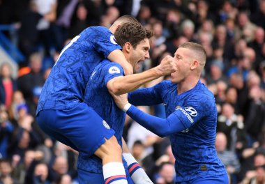 LONDON, ENGLAND - 22 Şubat 2020: Chelsea 'li Marcos Alonso Chelsea' li Ross Barkley ile Stamford Bridge 'deki Chelsea FC ve Tottenham Hotspur arasında oynanan 2019 / 20 Premier Lig maçında gol attıktan sonra kutluyor..
