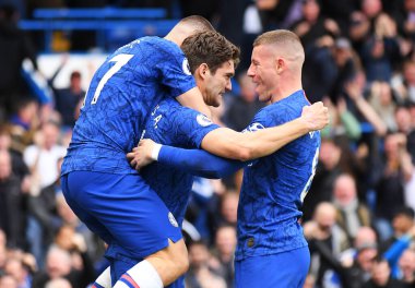 LONDON, ENGLAND - 22 Şubat 2020: Chelsea 'li Marcos Alonso Chelsea' li Ross Barkley ve Chelsea 'li Mateo Kovaciç ile Stamford Bri' deki Chelsea FC ile Tottenham Hotspur arasında oynanan 2019 / 20 Premier Lig maçında atılan gol sonrasında kutluyor