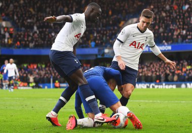 LONDON, ENGLAND - 22 Şubat 2020: Tottenham 'dan Davinson Sanchez ve Tottenham' dan Giovani Lo Celso, Stamford Bridge 'de Chelsea FC ve Tottenham Hotspur arasında oynanan 2019 / 20 Premier League maçı sırasında çekildiler..