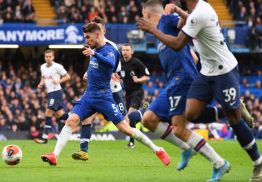 LONDON, ENGLAND - 22 Şubat 2020: Chelsea takımından Jorge Luiz Frello Filho (Jorginho) Chelsea FC ile Tottenham Hotspur arasında oynanan 2019 / 20 Premier Lig maçı sırasında Stamford Bridge 'de çekilmiştir..