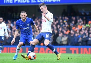 LONDON, ENGLAND - 22 Şubat 2020: Chelsea 'den Mateo Kovaciç ve Tottenham' dan Giovani Lo Celso, Stamford Bridge 'de Chelsea FC ile Tottenham Hotspur arasında oynanan 2019 / 20 Premier League maçı sırasında çekildiler..