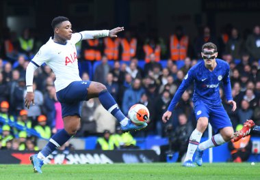 LONDON, ENGLAND - 22 Şubat 2020: Tottenham 'dan Steven Bergwijn, Stamford Bridge' de Chelsea FC ve Tottenham Hotspur arasında oynanan 2019 / 20 Premier Lig maçı sırasında çekilmiştir..