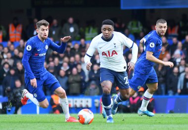 LONDON, ENGLAND - 22 Şubat 2020: Chelsea 'den Jorge Luiz Frello Filho (Jorginho), Tottenham' dan Steven Bergwijn ve Chelsea 'den Mateo Kovaciç Chelsea FC ile Stamford Brid' deki Tottenham Hotspur arasında oynanan 2019 / 20 Premier Lig maçı sırasında resmedildi.