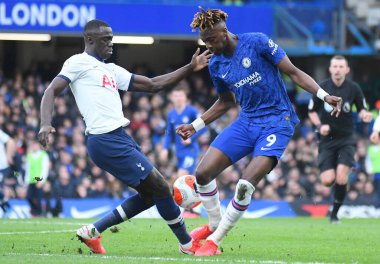 LONDON, ENGLAND - 22 Şubat 2020: Tottenham 'dan Davinson Sanchez ve Chelsea' den Tammy Abraham, Stamford Bridge 'de Chelsea FC ile Tottenham Hotspur arasında oynanan 2019 / 20 Premier Lig maçını resmettiler..