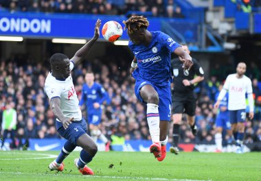 LONDON, ENGLAND - 22 Şubat 2020: Tottenham 'dan Davinson Sanchez ve Chelsea' den Tammy Abraham, Stamford Bridge 'de Chelsea FC ile Tottenham Hotspur arasında oynanan 2019 / 20 Premier Lig maçını resmettiler..