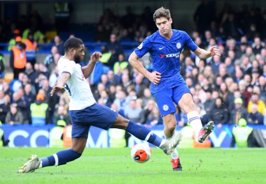LONDON, ENGLAND - 22 Şubat 2020: Tottenham 'dan Japhet Tanganga ve Chelsea' den Marcos Alonso, Stamford Bridge 'de Chelsea FC ve Tottenham Hotspur arasında oynanan 2019 / 20 Premier League maçı sırasında resmedildi..