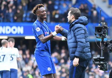 LONDON, ENGLAND - 22 Şubat 2020: Chelsea takımından Tammy Abraham ve Chelsea teknik direktörü Frank Lampard, Chelsea FC ile Tottenham Hotspur arasında oynanan 2019 / 20 Premier Lig maçının sonunda Stamford Bridge 'de çekilmiştir..