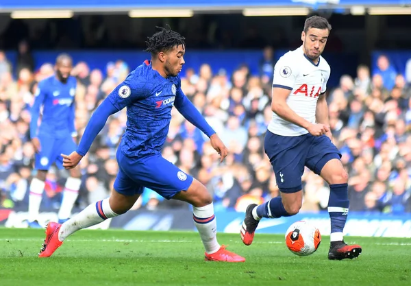 LONDON, ENGLAND - 22 Şubat 2020: Chelsea 'den Reece James ve Tottenham' dan Harry Winks, Stamford Bridge 'de Chelsea FC ve Tottenham Hotspur arasında oynanan 2019 / 20 Premier Lig maçı sırasında çekilmiştir..