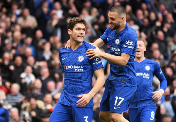 LONDON, ENGLAND - 22 Şubat 2020: Chelsea 'li Marcos Alonso Chelsea' li Mateo Kovaciç ile Stamford Bridge 'deki Chelsea FC ile Tottenham Hotspur arasında oynanan 2019 / 20 Premier League maçında gol attıktan sonra kutluyor..