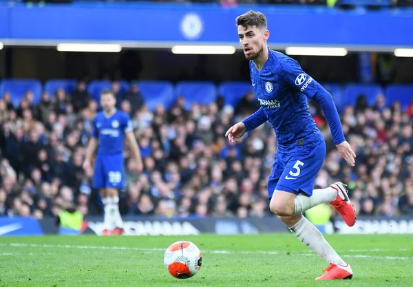 LONDON, ENGLAND - 22 Şubat 2020: Chelsea takımından Jorge Luiz Frello Filho (Jorginho) Chelsea FC ile Tottenham Hotspur arasında oynanan 2019 / 20 Premier Lig maçı sırasında Stamford Bridge 'de çekilmiştir..