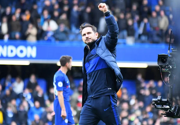 LONDON, ENGLAND - 22 Şubat 2020: Chelsea teknik direktörü Frank Lampard, Chelsea FC ile Tottenham Hotspur arasında oynanan 2019 / 20 Premier Lig maçının sonunda Stamford Bridge 'de çekilmiştir..