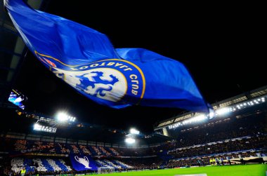 LONDON, ENGLAND - 26 Şubat 2020: Chelsea bayrağı ve Stamford Bridge 'de Chelsea FC ve Bayern Münih arasında oynanan 2019 / 20 UEFA Şampiyonlar Ligi Roundu öncesinde tribünlerde bir sergi.