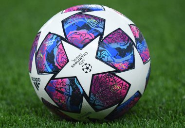 LONDON, ENGLAND - 26 Şubat 2020: Stamford Bridge 'de Chelsea FC ve Bayern Münih arasında oynanan 2019 / 20 UEFA Şampiyonlar Ligi karşılaşması öncesinde çekilen resmi maç topu.
