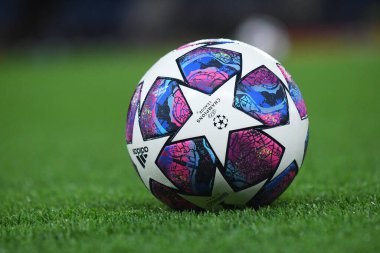 LONDON, ENGLAND - 26 Şubat 2020: Stamford Bridge 'de Chelsea FC ve Bayern Münih arasında oynanan 2019 / 20 UEFA Şampiyonlar Ligi karşılaşması öncesinde çekilen resmi maç topu.
