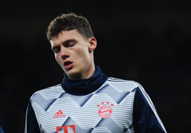 LONDON, ENGLAND - 26 Şubat 2020: Bayern 'den Benjamin Pavard Stamford Bridge' de Chelsea FC ve Bayern Münih arasında oynanan 2019 / 20 UEFA Şampiyonlar Ligi 16..