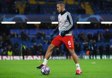 LONDON, ENGLAND - 26 Şubat 2020: Thiago Alcantara do Nascimento of Bayern 2019 / 20 UEFA Şampiyonlar Ligi 16. Raundunda Stamford Bridge 'de Chelsea FC ve Bayern Münih arasında oynandı..