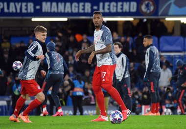 LONDON, ENGLAND - 26 Şubat 2020: Bayern 'den Jerome Boateng Stamford Bridge' de Chelsea FC ve Bayern Münih arasında oynanan 2019 / 20 UEFA Şampiyonlar Ligi 16..