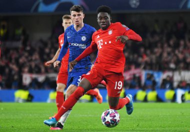 LONDON, ENGLAND - 26 Şubat 2020: Bayern 'den Alphonso Davies, Chelsea FC ve Bayern Münih arasında oynanan 2019 / 20 UEFA Şampiyonlar Ligi 16..