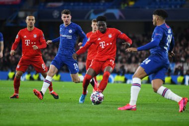 LONDON, ENGLAND - 26 Şubat 2020: Bayern 'den Alphonso Davies, Chelsea FC ve Bayern Münih arasında oynanan 2019 / 20 UEFA Şampiyonlar Ligi 16..