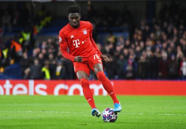 LONDON, ENGLAND - 26 Şubat 2020: Bayern 'den Alphonso Davies, Chelsea FC ve Bayern Münih arasında oynanan 2019 / 20 UEFA Şampiyonlar Ligi 16..