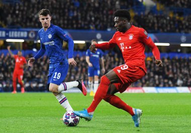 LONDON, ENGLAND - 26 Şubat 2020: Chelsea 'den Mason Tony Mount ve Bayern' den Alphonso Davies, Chelsea FC ve Bayern Münih arasında oynanan 2019 / 20 UEFA Şampiyonlar Ligi 16..