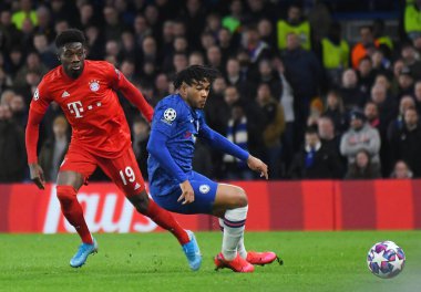 LONDON, ENGLAND - 26 Şubat 2020: Bayern 'den Alphonso Davies ve Chelsea' den Reece James Stamford Bridge 'de Chelsea FC ve Bayern Münih arasında oynanan 2019 / 20 UEFA Şampiyonlar Ligi 16..