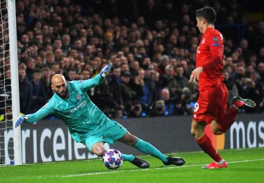 LONDON, ENGLAND - 26 Şubat 2020: Chelsea 'li Willy Caballero, Chelsea FC ve Bayern Münih arasında oynanan 2019 / 20 UEFA Şampiyonlar Ligi 16..